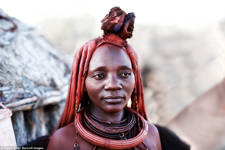 Phụ nữ Himba không tắm, thay vào đó, họ làm sạch cơ thể với cây thơm và các loại nhựa cây.