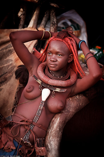 Những món phụ kiện trên người phụ nữ Himba thường khá cầu kỳ và khác nhau tùy thuộc vào tuổi tác và đã kết hôn hay chưa.