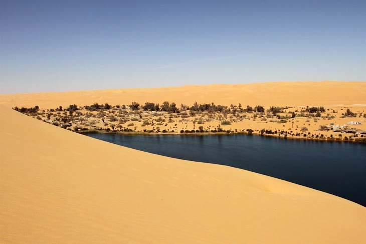 Hồ Gaberoun, một hồ nước mặn tạo nên một ốc đảo tại khu vực Wadi al-Hayaa và Sabha, phía Tây Nam Libya. (Nguồn: AFP)