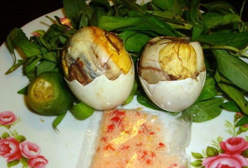 Trứng vịt lộn thường ăn kèm rau răm nên quý ông dễ bị giảm sinh lý (Ảnh minh họa)
