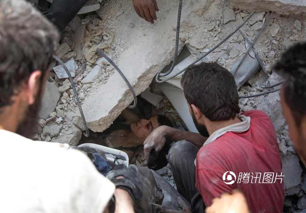 Em bé người Syria này đang nằm dưới đống đổ nát sau trận không kích vào các bệnh viện ở Aleppo hôm 24/7. 