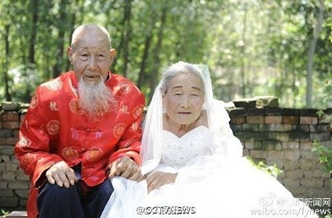 Một bữa tiệc mừng đám cưới của cụ ông trăm tuổi và người vợ 99 tuổi của ông ở tỉnh An Huy (Trung Quốc) đã khiến ai chứng khiến cũng phải rớt nước mắt. (Nguồn: CCTVNews)