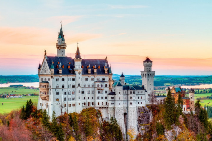 Lâu đài Neuschwanstein, Đức: được xây dựng bởi vua Ludwig II của Bayern trong năm 1868. Đến nay, đây là một trong những lâu đài đón nhiều khách tham quan nhất ở châu Âu. Có tin đồn rằng đó là nơi khơi nguồn cảm hứng cho Tchaikovsky viết 