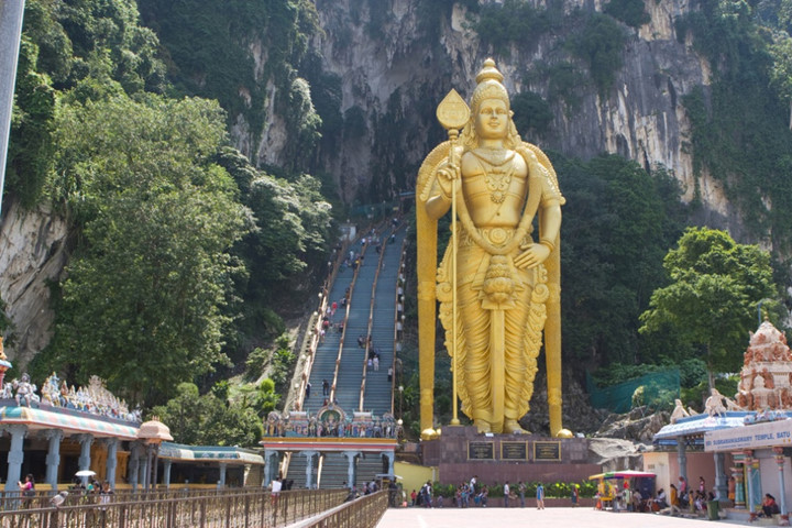 Động Batu, Malaysia: Theo người Malaysia, động Ba Tu là là nơi thiêng liêng nhất của tín đồ Ấn Độ giáo (đạo Hindu) tại Malaysia. Bức tượng thần Murugan cao 43 mét được sơn nhũ vàng lấp lánh, đứng trước lối vào động.