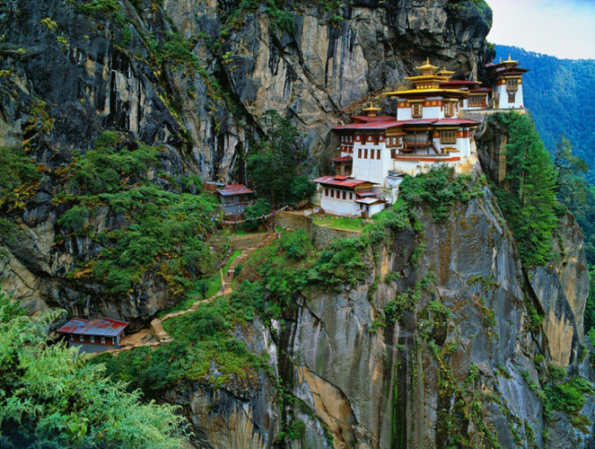 Tu viện Paro Taktsang, Bhutan nằm cheo leo trên vách núi ở độ cao 3.120 mét. Tu viện còn có tên gọi khác là 