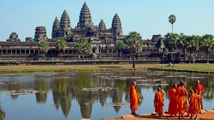 Angkor Wat được UNESCO công nhận là Di sản thế giới năm 1992, trở thành biểu tượng văn hóa tiêu biểu của không chỉ riêng Campuchia mà còn của cả khu vực Đông Nam Á và toàn châu Á. Angkor Wat là quần thể phức hợp của hơn 1.000 đền đài, lăng mộ có tuổi thọ lên đến 700 năm.