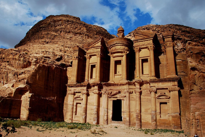 Petra ở Jordan là một thành phố cổ được xây dựng ngay trên các vách đá từ cách đây hơn 2.000 năm. Năm 1985, Petra được công nhận là Di sản thế giới và được mô tả là “một trong những di sản văn hóa quý giá nhất của nhân loại”. Năm 2007, Petra được UNESCO công nhận là một trong số bảy kỳ quan mới của thế giới.