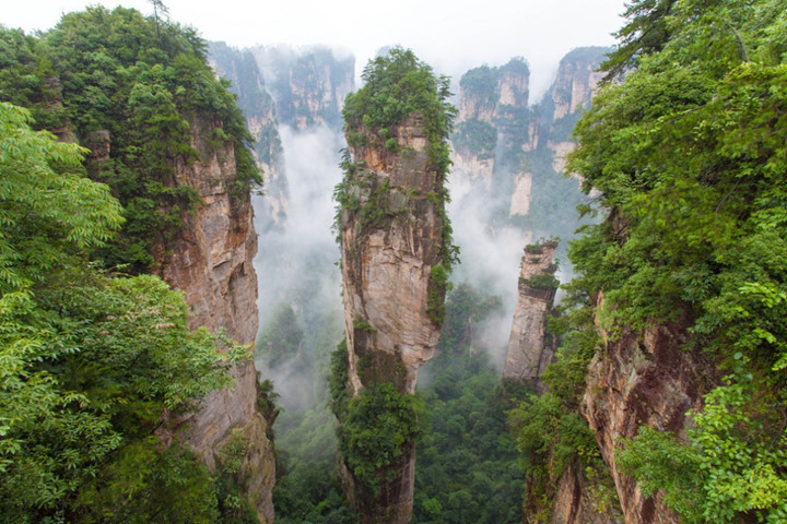 Núi Tianzi nằm tại vùng Trương Gia Giới của tỉnh Hồ Nam của Trung Quốc, được ví như một bức tranh thiên nhiên tuyệt đẹp với hàng nghìn ngọn núi nhỏ và cao chót vót xếp cạnh nhau. Địa điểm hùng vỹ này đã từng được chọn làm bối cảnh trong bộ phim kinh điển 