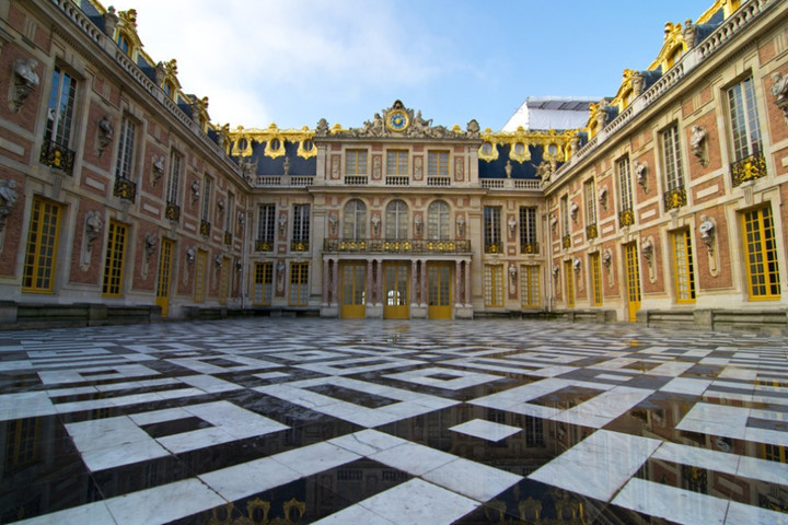 Cung điện Versailles, Pháp: là nơi ở của các vua Pháp Louis XIII, Louis XIV, Louis XV và Louis XVI. Cung điện với một tổ hợp các công trình kiến trúc vô cùng đồ sộ và lộng lẫy, là điểm đến mơ ước của nhiều du khách.
