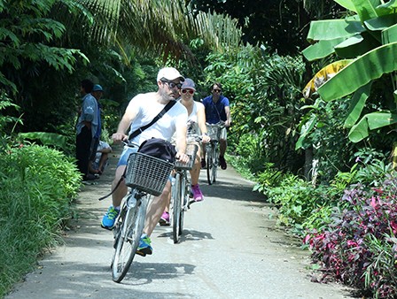 Tour đạp xe khám phá đường quê luôn thu hút nhiều du khách lựa chọn. Ảnh: KIỀU MAI