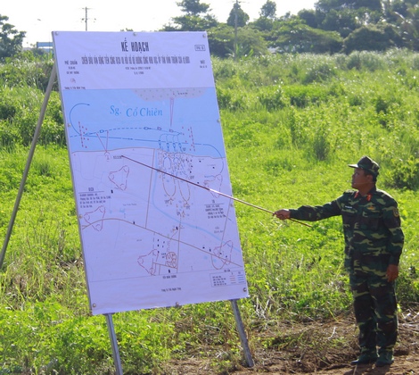 Phó Chỉ huy trưởng, Tham mưu trưởng Ban Chỉ huy Quân sự TP Vĩnh Long trình bày sơ đồ địa hình tác chiến.