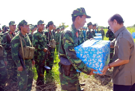 Phó Bí thư Thường trực Tỉnh ủy- Trương Văn Sáu tặng quà cho các đơn vị tham gia diễn tập.