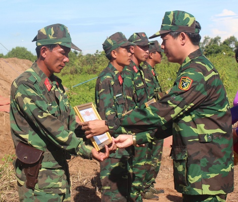 Chủ tịch UBND TP Vĩnh Long-  Nguyễn Trung Kiên tặng bằng khen cho các đơn vị hoàn thành tốt nhiệm vụ diễn tập