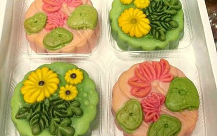 Phần mặt trên của chiếc bánh được trang trí với những hình hoa nổi khác nhau. Mỗi màu hoa là một loại bột riêng (bao gồm phẩm màu trộn cùng nước đường và bột bánh)