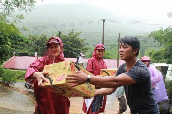 Lương thực, mì tôm cùng nhiều phần quà gửi đến bà con tại xã Phìn Ngan sau đợt lũ vừa qua.
