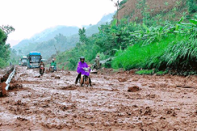 Quốc lộ 6, đoạn qua đèo Chiềng Đông, xã Chiềng Đông (Yên Châu) bị ngập lụt do ảnh hưởng cơn bão số 3 (Ảnh chụp 10h, ngày 19-8). (Ảnh: Báo Sơn La)