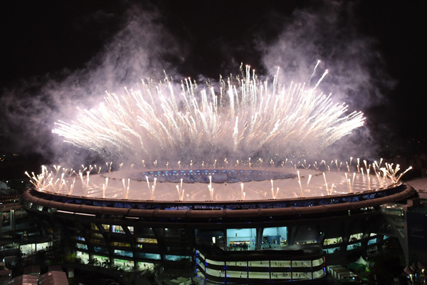 Lễ bế mạc chính thức được bắt đầu với màn diễu hành và tiễn cờ của 207 đoàn thể thao từ các quốc gia và vùng lãnh thổ tham dự kỳ Olympic đầu tiên trên đất Nam Mỹ trong màn pháo hoa rực rỡ. 