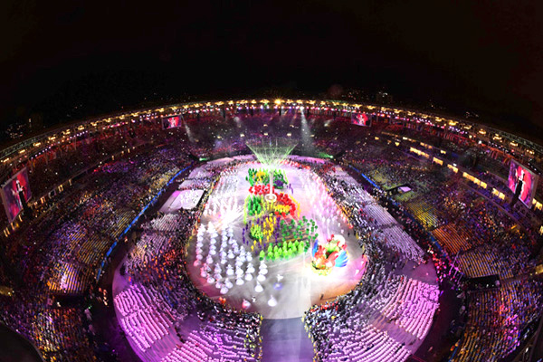 Lễ bế mạc chính thức được bắt đầu với màn diễu hành và tiễn cờ của 207 đoàn thể thao từ các quốc gia và vùng lãnh thổ tham dự kỳ Olympic đầu tiên trên đất Nam Mỹ trong màn pháo hoa rực rỡ. 