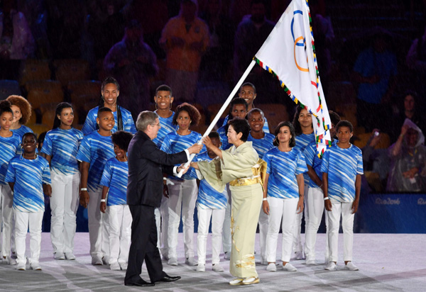 Chủ tịch Ủy ban Olympic quốc tế Thomas Bach (trái) trao cờ Olympic cho Thị trưởng Tokyo Yuriko Koike (phải, trước) tại lễ bế mạc Thế vận hội Rio. 