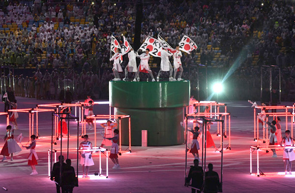 Màn trình diễn hình ảnh Quốc kỳ Nhật Bản chào đón Olympic Tokyo 2020 tại lễ bế mạc Thế vận hội Rio.