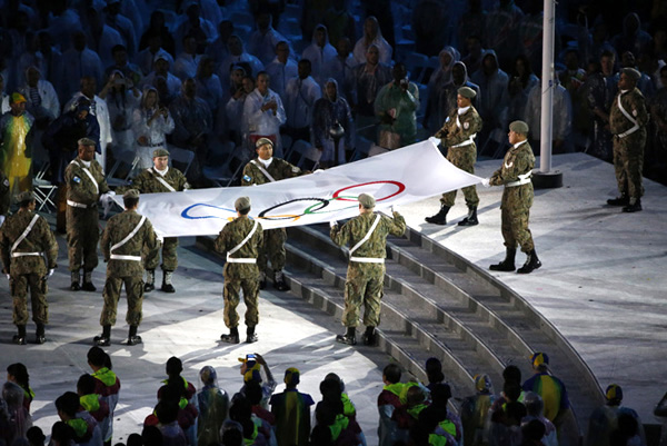 Lễ hạ cờ Olympic tại lễ bế mạc Thế vận hội Rio.
