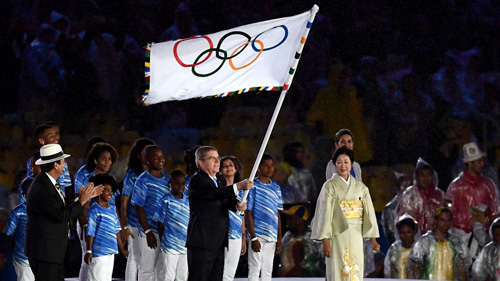  Lá cờ Olympic ở Rio 2016 đã được hạ xuống để trao cho Tokyo (Nhật Bản), chủ nhà Olympic 2020q ua ống nước thần kỳ do Doraemon lắp đặt để có mặt tại sân vận động Maracana.