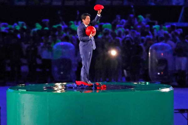  Thủ tướng Shinzo Abe của nước chủ nhà Olympic Tokyo 2020 Nhật Bản xuất hiện trên sân khấu, ông hóa thân thành nhân vật Super Mario 