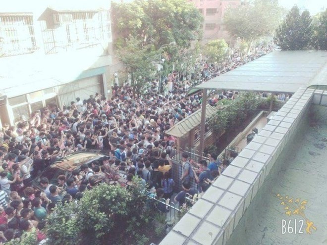 Một lái xe bực tức: Đường Ôn Tuyền hoàn toàn không thể lưu thông, xe bị kẹt giữa đám đông. Tôi thật chẳng biết nói gì nữa. (Nguồn: china.com.cn)