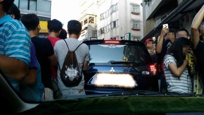 Mỗi người đều cắm cúi vào màn hình điện thoại còn chiếc xe đáng thương này thì không có lối thoát. (Nguồn: china.com.cn)
