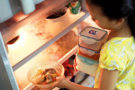 Nhiều người tin tưởng tuyệt đối vào khả năng “bảo vệ” của tủ lạnh khi bảo quản cơm 3-4 ngày vẫn sử dụng bằng cách rang lại cho gia đình ăn.