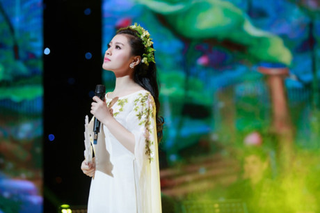 Thu Hằng là giọng ca được biết đến từ cuộc thi Sao Mai 2015 với ngôi vị Quán quân trẻ nhất từ trước đến nay của dòng nhạc Dân gian.