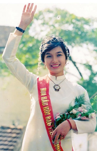 1. Bùi Bích Phương - người đầu tiên giữ ngôi vị Hoa hậu Hội báo Tiền Phong (năm 1988), lúc đó, cô chỉ cao 1m57.