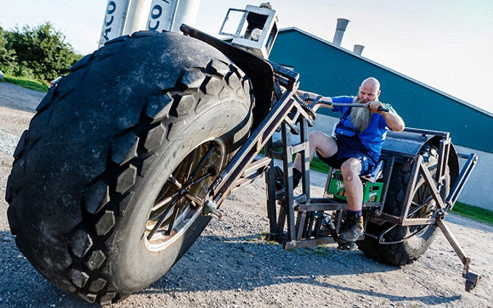 Frank Dose, một người đàn ông Đức 49 tuổi, đã chế tạo chiếc xe đạp khổng lồ này
