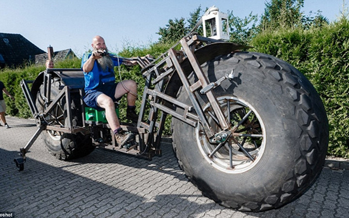 Bằng cách sử dụng lốp khổng lồ từ một chiếc xe bón phân công nghiệp và các món kim loại phế thải, Frank Dose đã kết hợp chúng lại và tạo ra một chiếc xe đạp khổng lồ