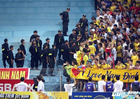 CĐV Nam Định chửi trọng tài, ném pháo sáng xuống sân, gây rối trong trận đấu (Ảnh: Quang Minh)