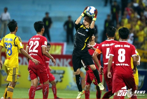 Trận đấu mang tính chất quyết định mùa giải của Viettel (áo đỏ) và Nam Định (Ảnh: Quang Minh)