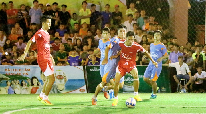 Trận đấu giữa Cty CPTM Bia Sài Gòn Sông Tiền (áo đỏ) gặp Casuco Hậu Giang.