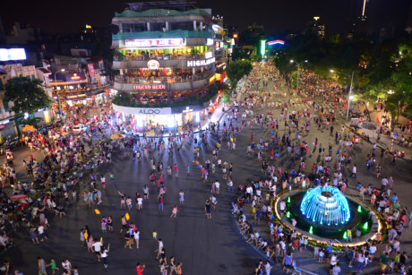 Phố đi bộ quanh Hồ Hoàn Kiếm được thí điểm với mục đích tạo ra không gian đặc biệt giữa lòng Thủ đô Hà Nội. Nơi người dân có thể vui chơi, giải trí, ôn lại những nét văn hóa truyền thống. Tuy nhiên, những tuyến phố này đang có nguy cơ bị biến thành khu 