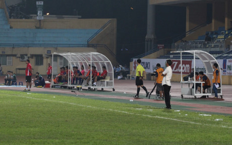 Bước sang hiệp 2, U19 Việt Nam nỗ lực dâng cao đội hình dồn ép đối phương. Trận đấu diễn ra cực kỳ căng thẳng khiến hai HLV luôn phải đứng sát đường biên để 