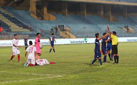 Những cơ hội cứ đến và đi vì sự kém duyên của các chân sút U19 Việt Nam. Bước ngoặt đến ở phút 61, khi Đức Chinh bị hậu vệ U19 Philippines đốn ngã trong vòng cấm.