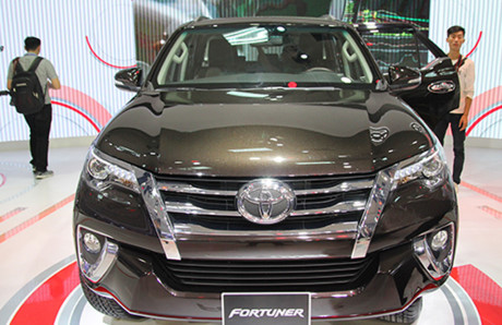 Gian hàng Toyota năm nay gây chú ý nhờ hai mẫu xe mới là Fortuner 2017 và Hilux 2017