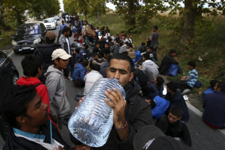 Người nhập cư trong tình trạng đói khát nằm nghỉ la liệt ven những con đường nhỏ sát đường cao tốc. (ảnh: Reuters)