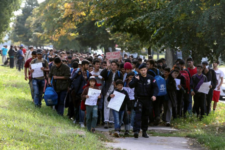 Khoảng 7000 người tị nạn, đa số ở Syria, Iraq, Afghanistan bị mắc kẹt ở biên giới Hungary-Serbia, nơi hàng rào thép gai ngăn họ tiến sâu vào châu Âu. (ảnh: Reuters)