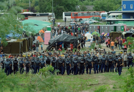 Cảnh sát lập hàng rào dây thép ở biên giới Hungary-Serbia hôm 9/9. (ảnh: AFP)