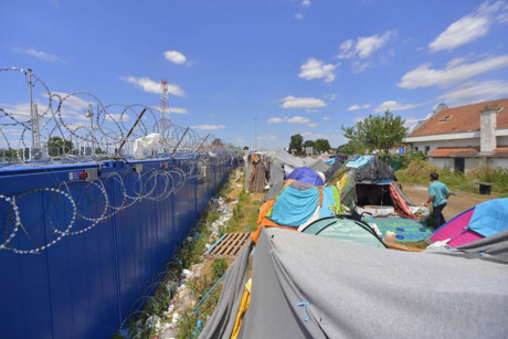 Người tị nạn dựng lều ngay sát hàng rào dây thép gai ở biên giới. (ảnh: AP)