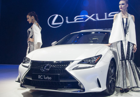 Lexus gây ấn tượng mạnh với khách tham quan triển lãm với các mẫu xe mới