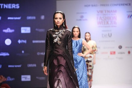 Quán quân Vietnam's Next Top Models 2016, Ngọc Châu với thiết kế trang sức của PNJ giới thiệu trong buổi họp báo. (Ảnh: BTC)