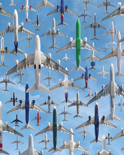 Nhìn thấy một chiếc máy bay cất cánh không phải là hiếm, nhưng để được chiêm ngưỡng cảnh hàng trăm chiếc máy bay trên bầu trời, có lẽ chỉ có trong ảnh của nhiếp ảnh gia Mike Kelley.