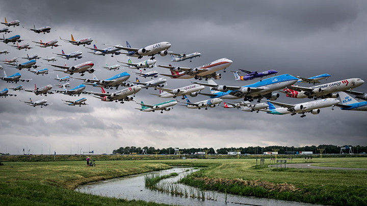 Hình ảnh ấn tượng khi máy bay cất cánh ở sân bay Amsterdam Schiphol, Hà Lan.