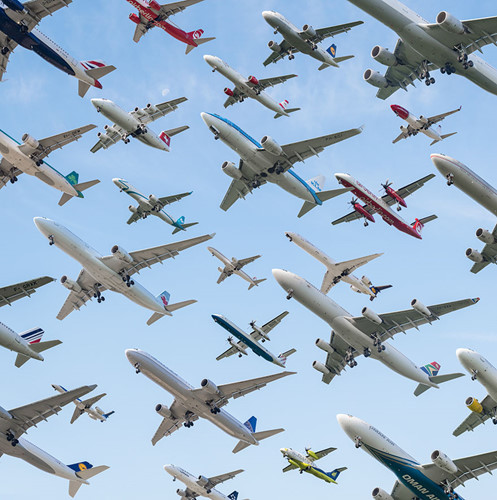 Bức ảnh chụp từ cuối đường băng khi các máy bay hạ cánh trong giờ cao điểm một buổi sáng ở sân bay Munich, Đức.